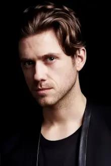 Aaron Tveit como: Tommy Reilly