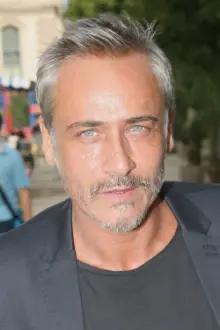 Jean-Michel Tinivelli como: Clément Borghese