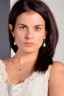 Celine Reymond como: Isidora Valdés