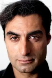 Farshad Kholghi como: Hossein