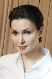 Aleksandra Ursulyak como: Кира Кириллова