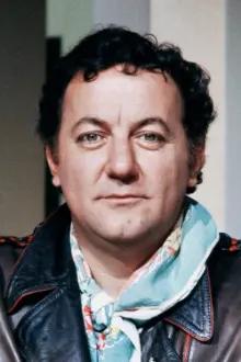Coluche como: The office manager