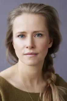 Susanne Bormann como: Cora