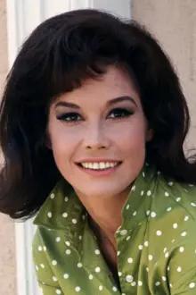 Mary Tyler Moore como: Miss Dorothy Brown
