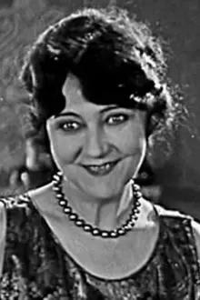 Charlotte Mineau como: Mrs. Brief - Betty's Mother