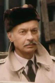 Charles Millot como: Batler François Yvette