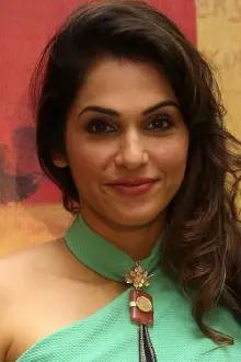 Isha Koppikar como: Anjana Sinha