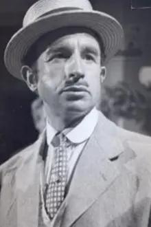 Sergio Mendizábal como: Cura