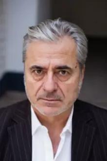 Martin Umbach como: Dr. González