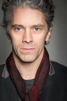 James Thierrée como: Victor 'Vic' Clément