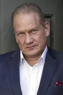 Joachim Paul Assböck como: Dr. Gerhard Weyher
