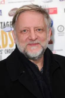 Simon Russell Beale como: Sir Harcourt Courtly