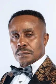 Vusi Kunene como: Dr. Nthato Motlana