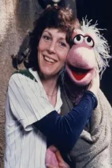 Kathryn Mullen como: Feathered Friends Magistrate / Grouch Diner Patron / Little Girl / Additional Muppets (voice)