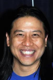 Garrett Wang como: Host