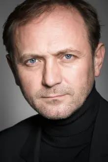 Andrzej Chyra como: Tomasz Wołczyk "Makler"
