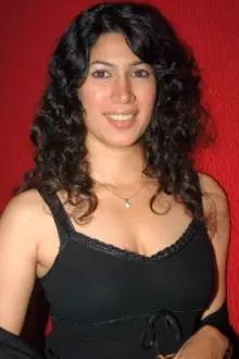 Shivani Tanksale como: Amruta