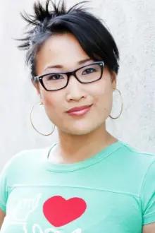 Tina Huang como: Elaine (segment "Xin")