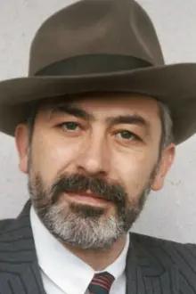 Vakhtang Kikabidze como: Джон Грегори Глэбб, заместитель резидента ЦРУ в Тразиленде