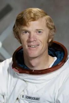 Russell Schweickart como: Self - Engineer & astronaut