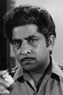 Satyendra Kapoor como: Mr. Kapoor