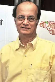 Dilip Prabhavalkar como: Inamdar