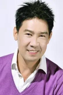 Edmund Chen como: Dr. Hu