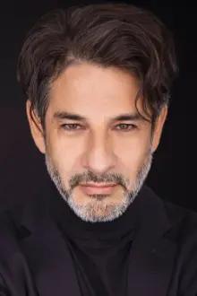 Miguel Rodarte como: André