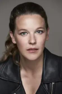 Josefin Neldén como: Abra