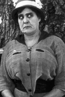 Phyllis Allen como: Fatty's Mother-In-Law