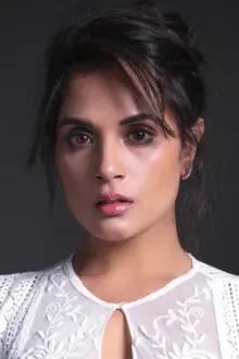 Richa Chadha como: Devika Khanna (segment "The Apartment")