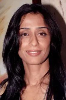 Achint Kaur como: Sabina