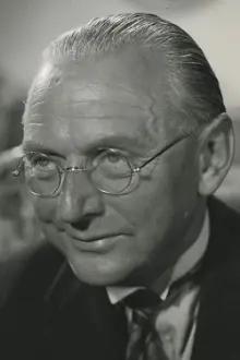 Knud Heglund como: Møller Sørensen