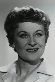 Karen Marie Løwert como: Helga (Nuser / Svigermor)