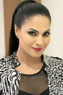 Veena Malik como: Amina