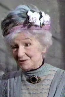 Nora Nicholson como: Aunt Opal Armour