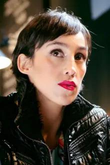 Manuela Oyarzún como: Adriana Rojas