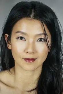 Pamelyn Chee como: June Fong