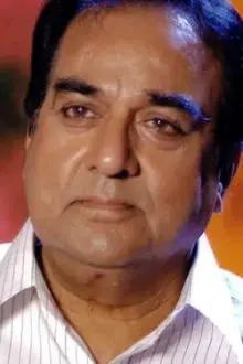 Vikas Anand como: Dinubhai - Raju's dad