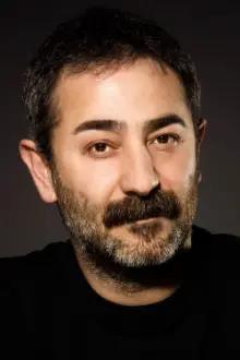 Ayberk Pekcan como: Hamdi