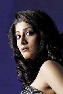 Neha Oberoi como: Gayathri
