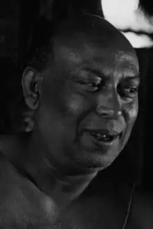 Tulsi Chakraborty como: Paresh Chandra Dutta