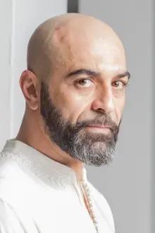 Mohammed Azaay como: Riad
