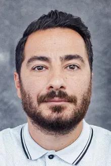 Navid Mohammadzadeh como: Pasha Moghimi