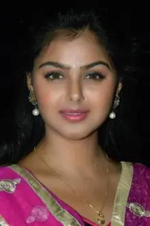 Monal Gajjar como: Saraswati