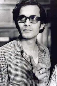 Pradip Mukherjee como: Father of Bilu