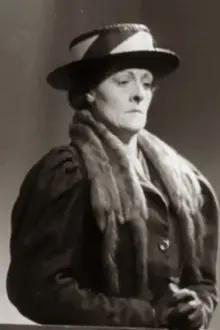 Sybil Grove como: Mrs.Briggs