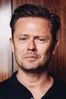 Fredrik Wikingsson como: Himself - Host