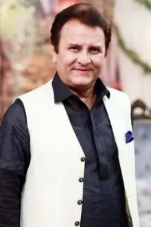 Behroze Sabzwari como: Haji Saab