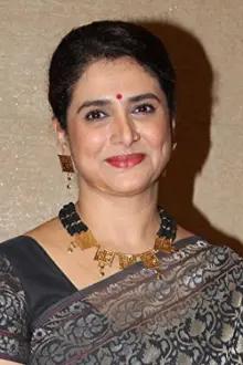 Supriya Pilgaonkar como: Ishwari Dixit
